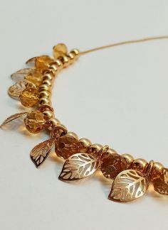 گردنبند زنجیری آویزدار برگ و کریستال - طلایی