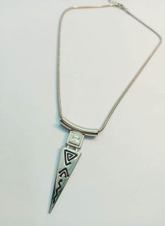 گردنبند زنجیری آویزدار مثلث - نقره ای